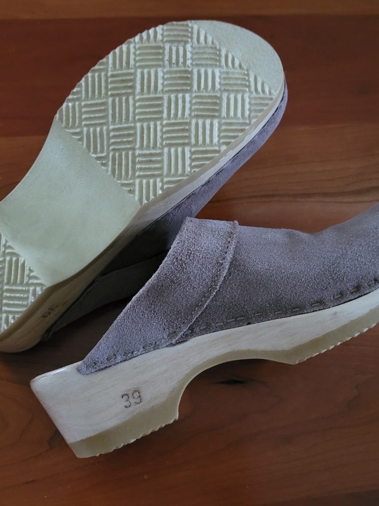 Sven Original Wide Collar Suede Clogs In Camel Tan